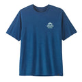 Patagonia Men's Capilene Cool Daily Shirt Great Waves en color clement blue light clement blue x-dye, vista frontal de producto plano sin modelo, con logo Great Pacific Patagonia Iron Works en el pecho izquierdo, etiqueta interior Patagonia Capilene Cool Daily visible y tejido jaspeado azul.