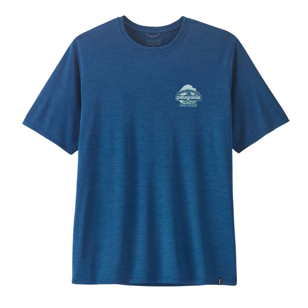 Patagonia Men's Capilene Cool Daily Shirt Great Waves en color clement blue light clement blue x-dye, vista frontal de producto plano sin modelo, con logo Great Pacific Patagonia Iron Works en el pecho izquierdo, etiqueta interior Patagonia Capilene Cool Daily visible y tejido jaspeado azul.