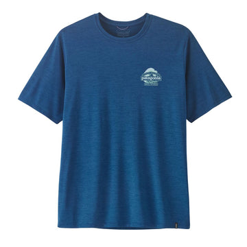 Patagonia Men's Capilene Cool Daily Shirt Great Waves en color clement blue light clement blue x-dye, vista frontal de producto plano sin modelo, con logo Great Pacific Patagonia Iron Works en el pecho izquierdo, etiqueta interior Patagonia Capilene Cool Daily visible y tejido jaspeado azul.