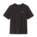 Camiseta Patagonia Capilene Cool Daily Hut Tripper en color negro, vista frontal con corte regular, mangas montadas y el pequeño parche romboidal con la P de Patagonia en el pecho.