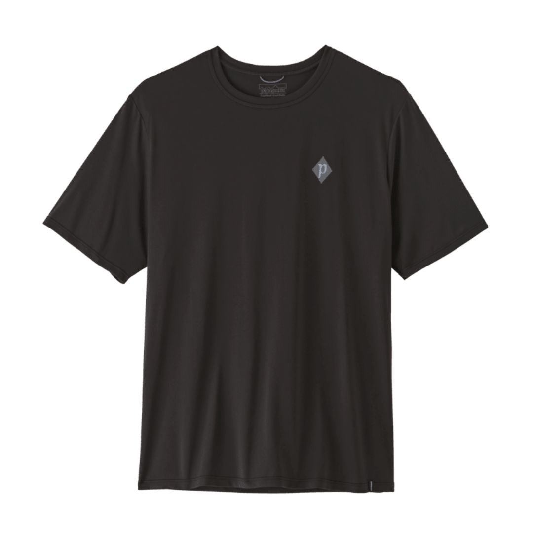 Camiseta Patagonia Capilene Cool Daily Hut Tripper en color negro, vista frontal con corte regular, mangas montadas y el pequeño parche romboidal con la P de Patagonia en el pecho.