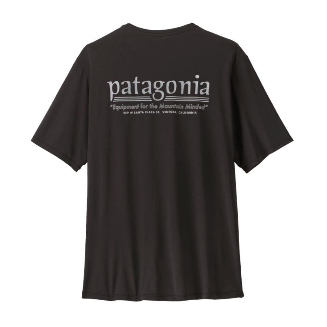 Camiseta Patagonia Capilene Cool Daily Hut Tripper en color negro, vista trasera con el logotipo Patagonia y el gráfico Hut Tripper inspirado en los antiguos catálogos de Chouinard Equipment.