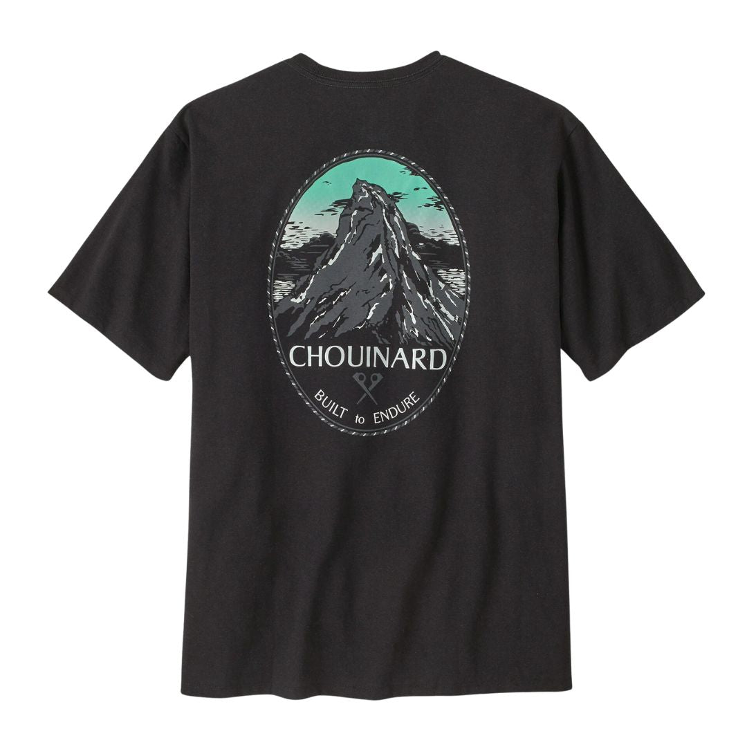 Vista trasera de la camiseta Patagonia Men's Chouinard Crest Pocket Responsibili-Tee en color Ink Black, mostrando el gráfico de montaña Chouinard.