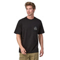Vista frontal de la camiseta Patagonia Men's Chouinard Crest Pocket Responsibili-Tee en color Ink Black, con bolsillo en el pecho y gráfico pequeño.