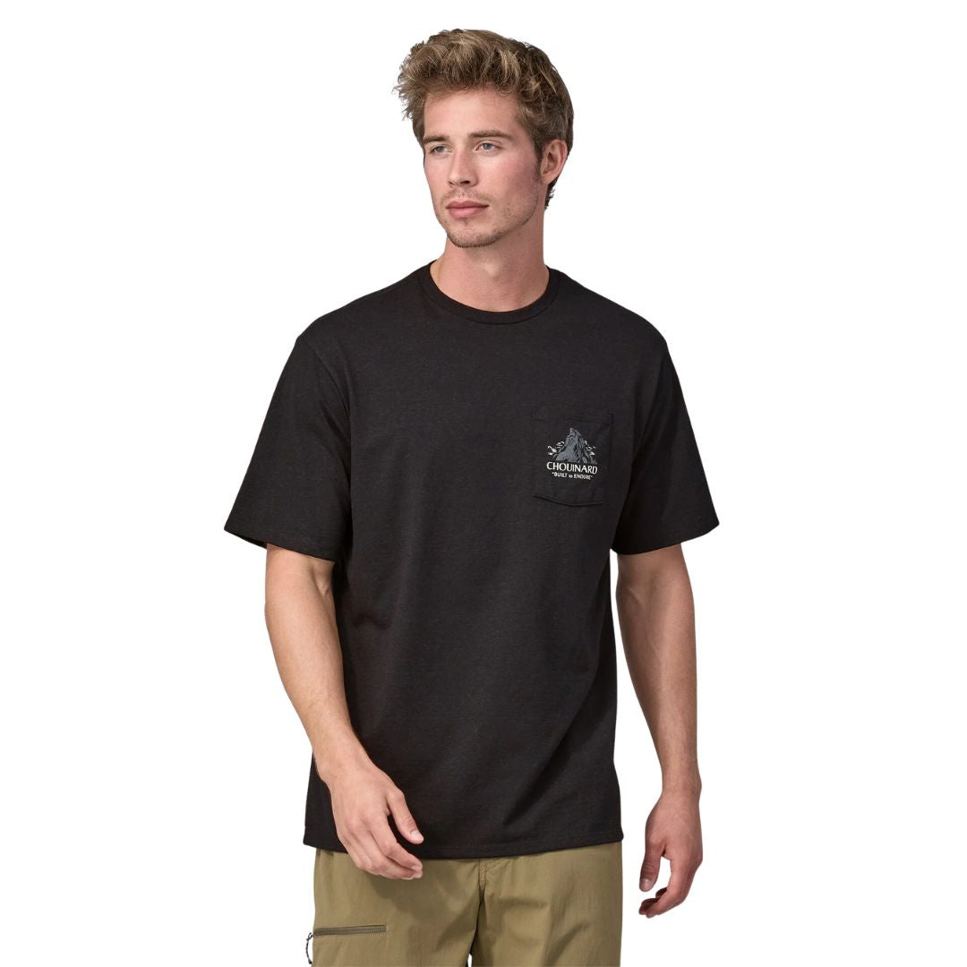 Vista frontal de la camiseta Patagonia Men's Chouinard Crest Pocket Responsibili-Tee en color Ink Black, con bolsillo en el pecho y gráfico pequeño.