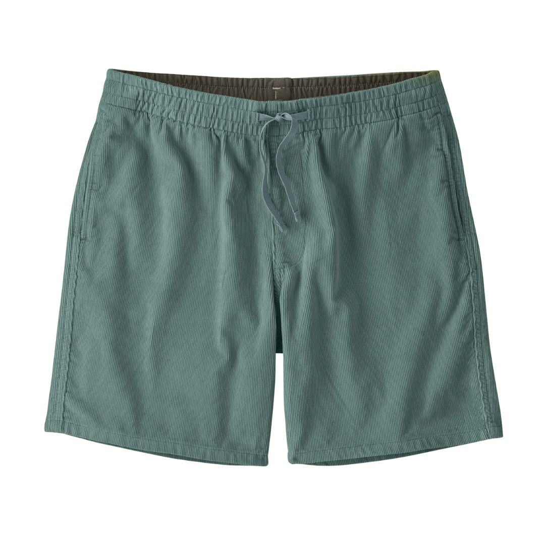 Patagonia Men's Corduroy Volley Shorts blue sage, producto plano frontal, mostrando la cinturilla elástica con cordón, bolsillos delanteros y textura de pana de 12 wales de algodón orgánico en color verde azulado.