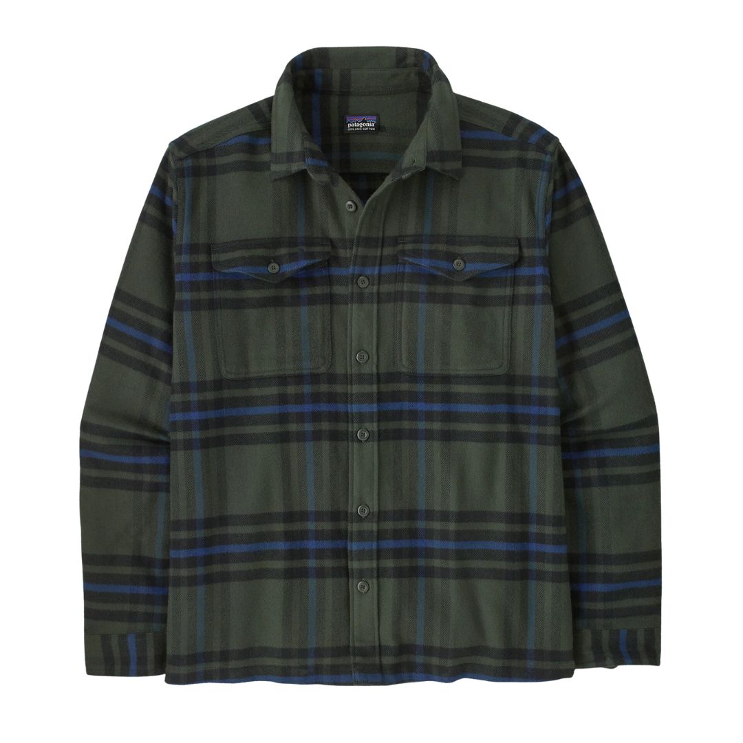 alt="Camisa Patagonia Men’s Fjord Flannel Shirt color verde Old Growth Green para hombre, vista de tres cuartos mostrando patrón de cuadros.