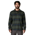 Camisa Patagonia Fjord Flannel Shirt verde Old Growth Green para hombre, vista frontal completa con botones y bolsillos en el pecho.