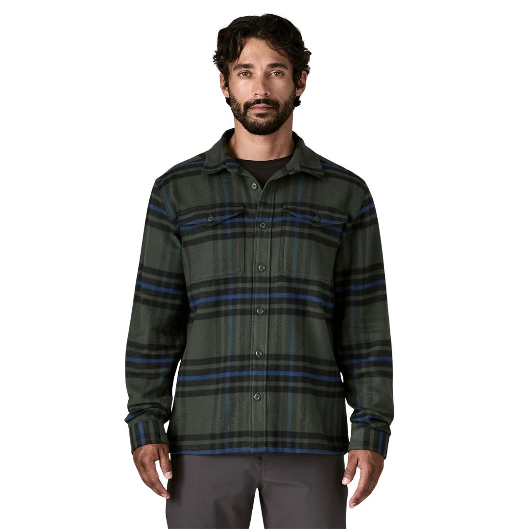 Camisa Patagonia Fjord Flannel Shirt verde Old Growth Green para hombre, vista frontal completa con botones y bolsillos en el pecho.