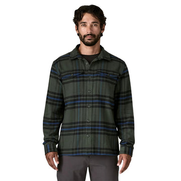 Camisa Patagonia Fjord Flannel Shirt verde Old Growth Green para hombre, vista frontal completa con botones y bolsillos en el pecho.