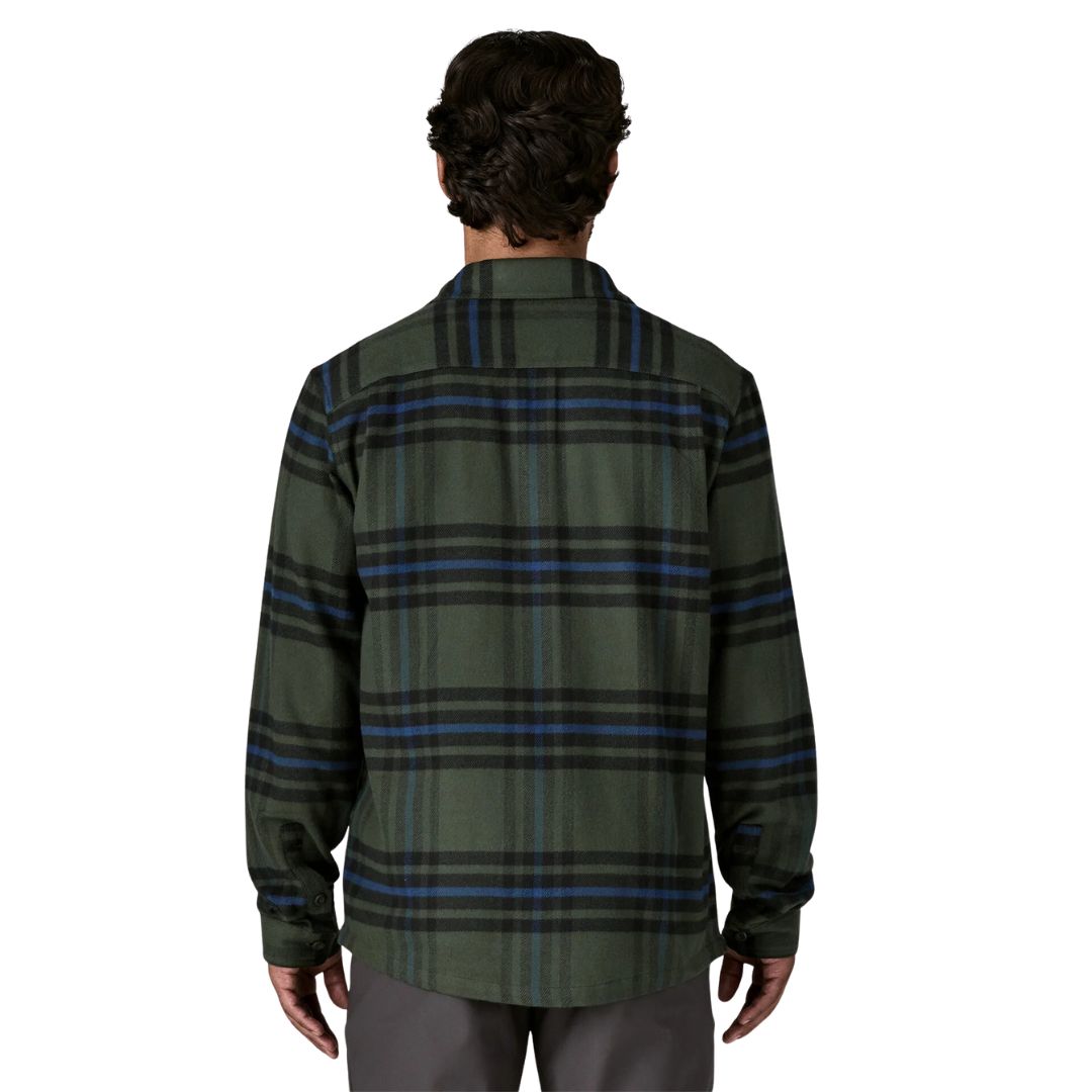 Camisa Patagonia Fjord Flannel Shirt verde Old Growth Green para hombre, vista trasera mostrando corte recto y dobladillo redondeado.