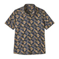 Patagonia Men's Go-To Shirt en estampado jaguar geo dolomite blue, producto plano frontal sin modelo, mostrando el estampado geométrico de triángulos con palmeras y jaguares en tonos azul marino oscuro, beige rosado y verde oliva, la tapeta de botones frontales, el bolsillo izquierdo del pecho y la etiqueta interior Patagonia con certificación orgánica.