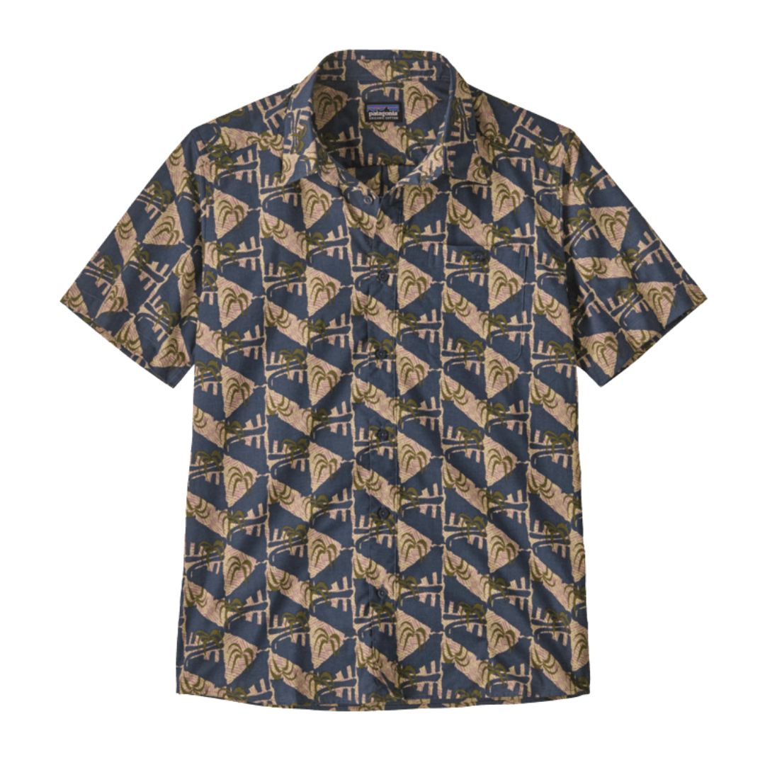 Patagonia Men's Go-To Shirt en estampado jaguar geo dolomite blue, producto plano frontal sin modelo, mostrando el estampado geométrico de triángulos con palmeras y jaguares en tonos azul marino oscuro, beige rosado y verde oliva, la tapeta de botones frontales, el bolsillo izquierdo del pecho y la etiqueta interior Patagonia con certificación orgánica.