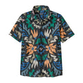 Patagonia Men's Go-To Shirt en estampado kaleido black, producto plano frontal sin modelo, mostrando el estampado caleidoscópico simétrico con motivos florales y orgánicos en naranja, verde esmeralda, azul, crema y negro, la tapeta de botones frontales, el bolsillo izquierdo del pecho y la etiqueta interior Patagonia.