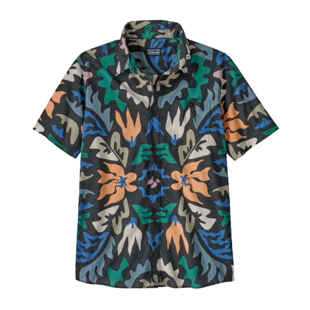 Patagonia Men's Go-To Shirt en estampado kaleido black, producto plano frontal sin modelo, mostrando el estampado caleidoscópico simétrico con motivos florales y orgánicos en naranja, verde esmeralda, azul, crema y negro, la tapeta de botones frontales, el bolsillo izquierdo del pecho y la etiqueta interior Patagonia.