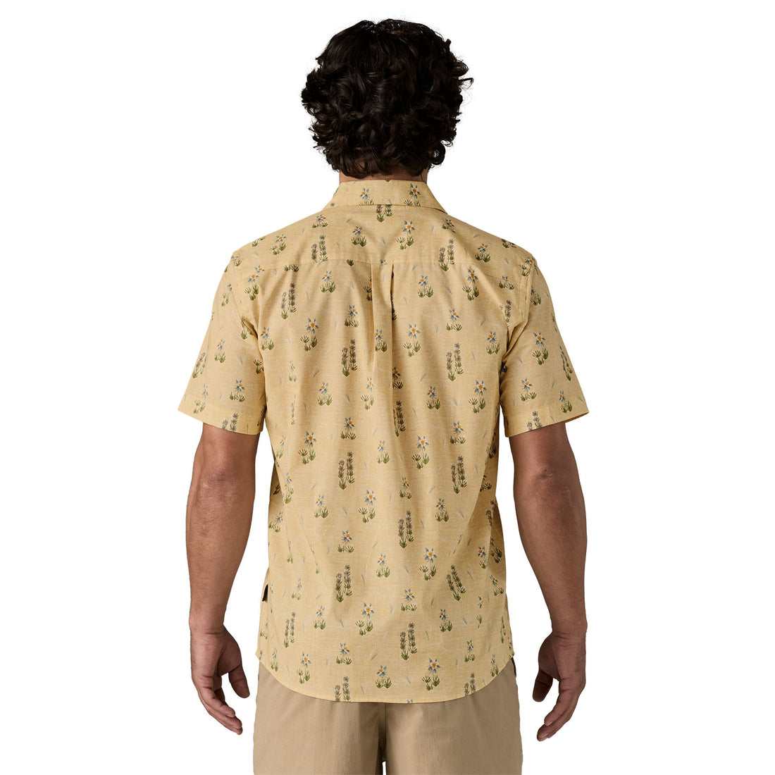 Camisa Patagonia Men's Go-To Shirt en color beige con estampado de flores silvestres, vista frontal modelada.