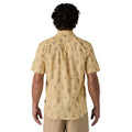 Camisa Patagonia Men's Go-To Shirt en color beige con estampado de flores silvestres, vista trasera.