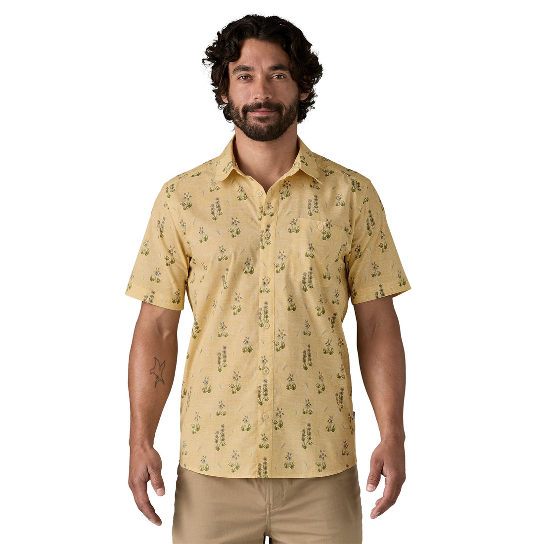 Camisa Patagonia Men's Go-To Shirt en color beige con estampado de flores silvestres, vista frontal modelada.