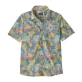 Patagonia Men's Go-To Shirt en estampado moon tripper blue sage, producto plano frontal sin modelo, mostrando el estampado de luna, hojas tropicales y formas orgánicas en tonos verde azulado, amarillo mostaza, rosa palo y melocotón, la tapeta de botones frontales, el bolsillo izquierdo del pecho y la etiqueta interior Patagonia con certificación orgánica.