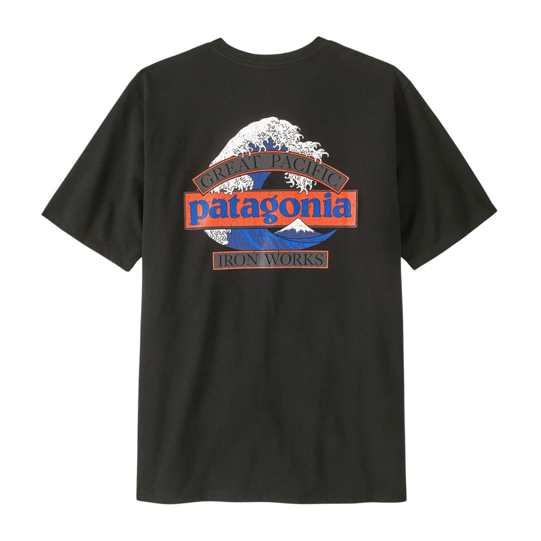 Camiseta Patagonia Men's Great Waves Responsibili-Tee® en color negro vista trasera con gran gráfico Great Pacific Iron Works y ola estilo Hokusai, diseño surf icónico.