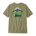 Camiseta Patagonia Men's Great Waves Responsibili-Tee® en color verde gumtree vista trasera con gran gráfico Great Pacific Iron Works y ola estilo Hokusai, diseño surf icónico.