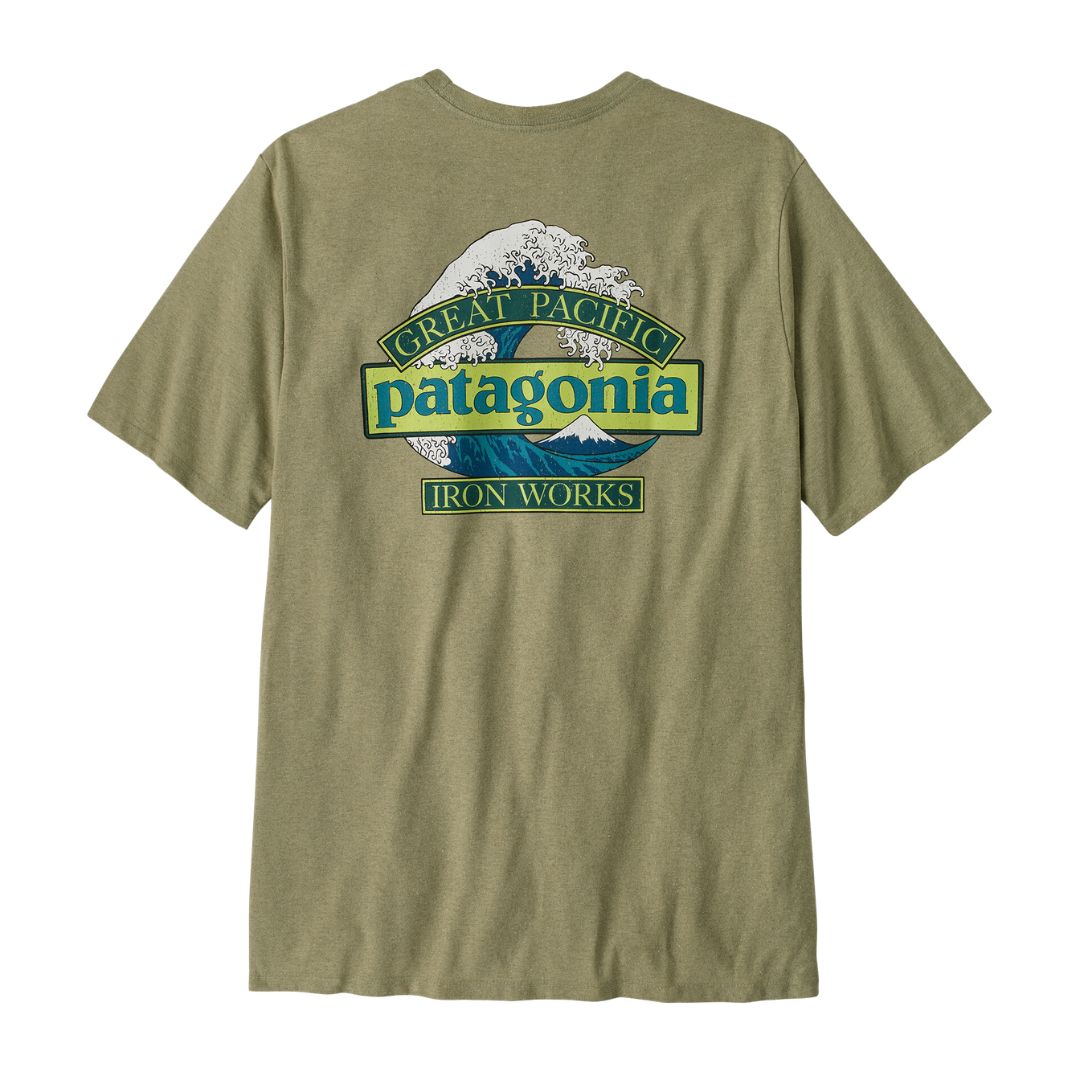 Camiseta Patagonia Men's Great Waves Responsibili-Tee® en color verde gumtree vista trasera con gran gráfico Great Pacific Iron Works y ola estilo Hokusai, diseño surf icónico.