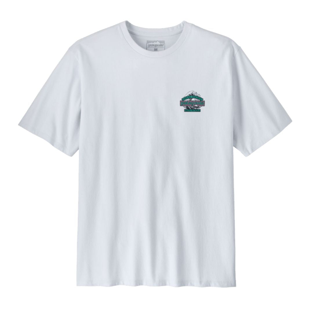 Camiseta Patagonia Men's Great Waves Responsibili-Tee® en color blanco vista frontal con pequeño logo Great Waves en el pecho, cuello redondo y ajuste regular.