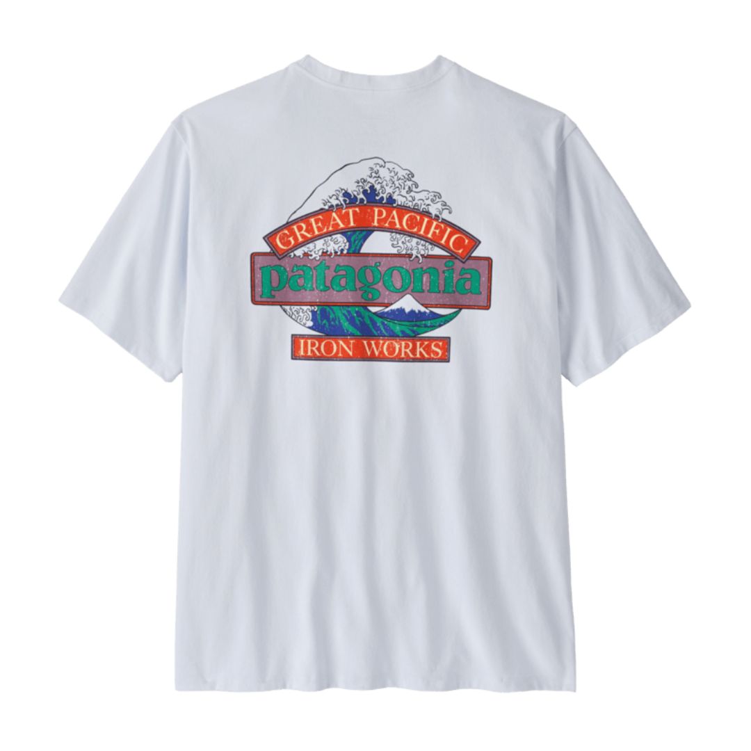 Camiseta Patagonia Men's Great Waves Responsibili-Tee® en color blanco vista trasera con gran gráfico Great Pacific Iron Works y ola estilo Hokusai, diseño surf icónico.