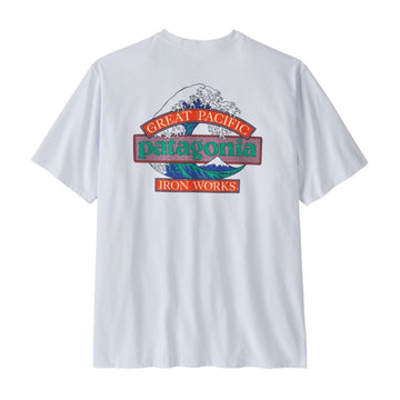 Camiseta Patagonia Men's Great Waves Responsibili-Tee® en color blanco vista trasera con gran gráfico Great Pacific Iron Works y ola estilo Hokusai, diseño surf icónico.