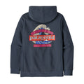 Sudadera con capucha Patagonia Great Waves Uprisal Hoody en azul marino, vista trasera con el estampado completo Great Waves: la ola de Hokusai y el sello Great Pacific Iron Works.