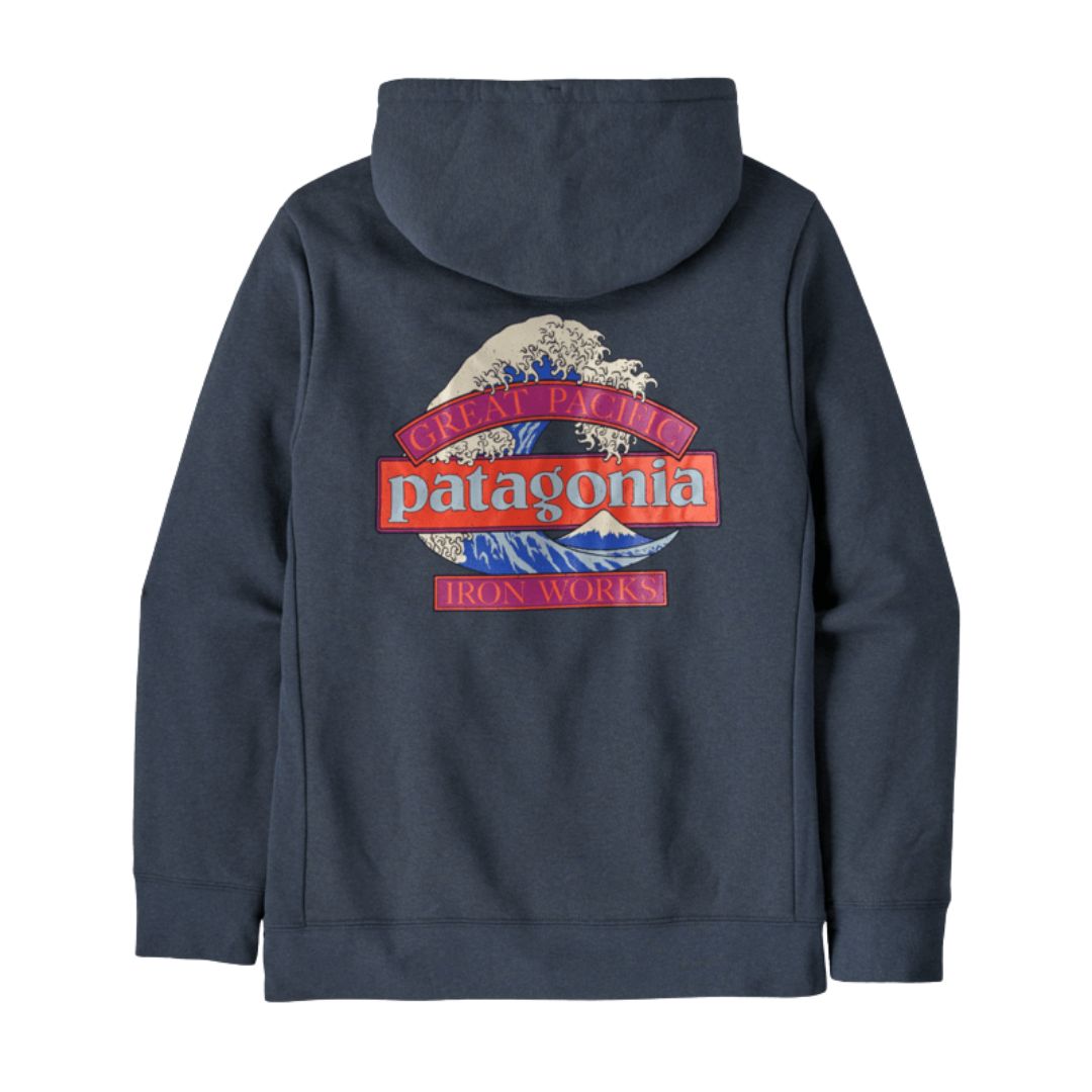 Sudadera con capucha Patagonia Great Waves Uprisal Hoody en azul marino, vista trasera con el estampado completo Great Waves: la ola de Hokusai y el sello Great Pacific Iron Works.