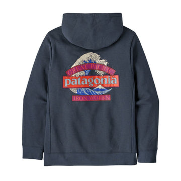 Sudadera con capucha Patagonia Great Waves Uprisal Hoody en azul marino, vista trasera con el estampado completo Great Waves: la ola de Hokusai y el sello Great Pacific Iron Works.