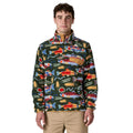 Patagonia Men's Lightweight Synchilla Snap-T Fleece Pullover para hombre en color verde multicolor con estampado de peces y naturaleza, modelo de pie vista frontal.