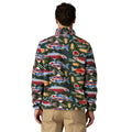 Patagonia Men's Lightweight Synchilla Snap-T Fleece Pullover para hombre en color verde multicolor con estampado de peces y naturaleza, modelo de pie vista trasera.