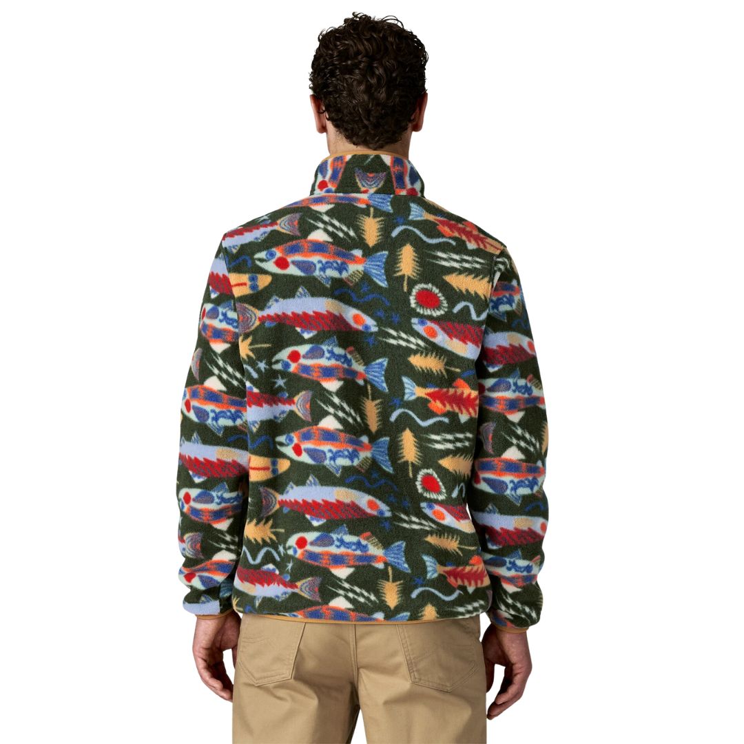 Patagonia Men's Lightweight Synchilla Snap-T Fleece Pullover para hombre en color verde multicolor con estampado de peces y naturaleza, modelo de pie vista trasera.