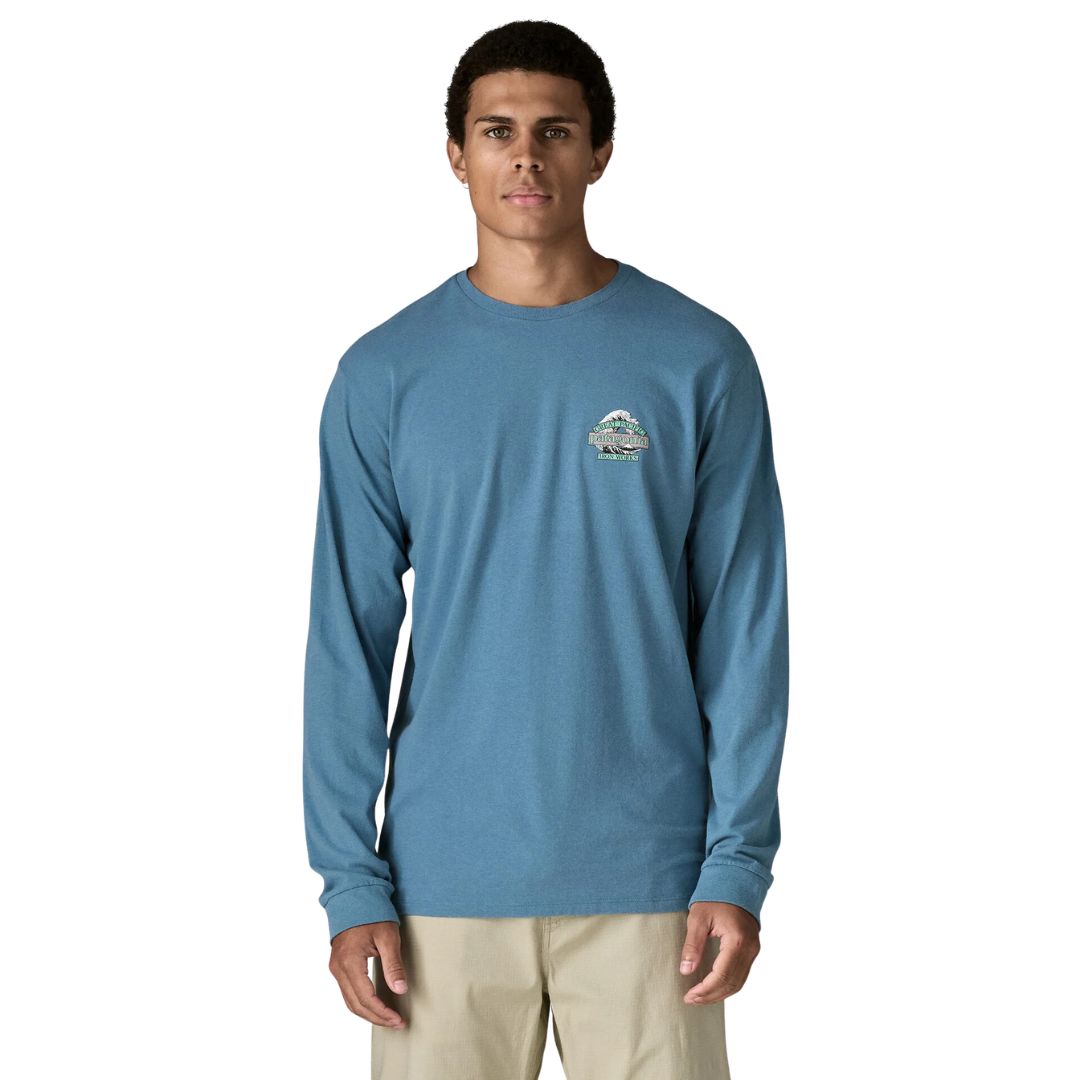 Camiseta Patagonia Men's Long-Sleeved Great Waves Responsibili-Tee® color Shore Blue vista frontal en modelo, manga larga, cuello redondo y pequeño logo Great Waves en el pecho.