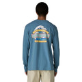 Camiseta Patagonia Men's Long-Sleeved Great Waves Responsibili-Tee® color Shore Blue vista trasera en modelo con gran gráfico Great Pacific Iron Works y ola estilo Hokusai.