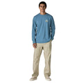 Camiseta Patagonia manga larga Great Waves Responsibili-Tee® color Shore Blue combinada en outfit completo, estilo casual sostenible con ajuste regular.
