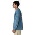 Camiseta Patagonia Long-Sleeved Great Waves Responsibili-Tee® color Shore Blue vista lateral en modelo, manga larga y ajuste regular cómodo.