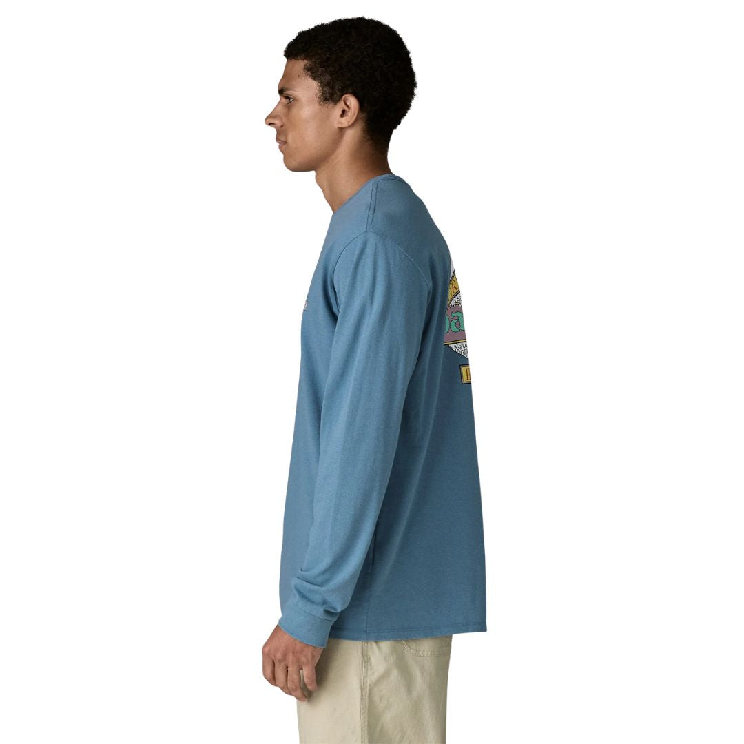 Camiseta Patagonia Long-Sleeved Great Waves Responsibili-Tee® color Shore Blue vista lateral en modelo, manga larga y ajuste regular cómodo.