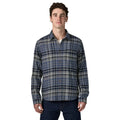 Camisa de franela Patagonia Fjord Flannel Lightweight en Depth: New Navy, modelo de frente mostrando el bolsillo de pecho con solapa y el cierre de botones.