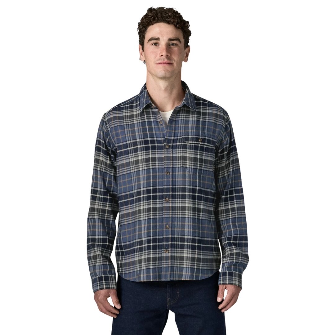 Camisa de franela Patagonia Fjord Flannel Lightweight en Depth: New Navy, modelo de frente mostrando el bolsillo de pecho con solapa y el cierre de botones.