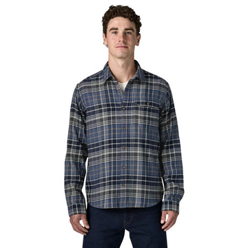 Camisa de franela Patagonia Fjord Flannel Lightweight en Depth: New Navy, modelo de frente mostrando el bolsillo de pecho con solapa y el cierre de botones.