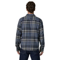 Vista trasera de la camisa de franela Patagonia Fjord Flannel Lightweight en Depth: New Navy, con el canesú posterior y el estampado de cuadros a la vista.