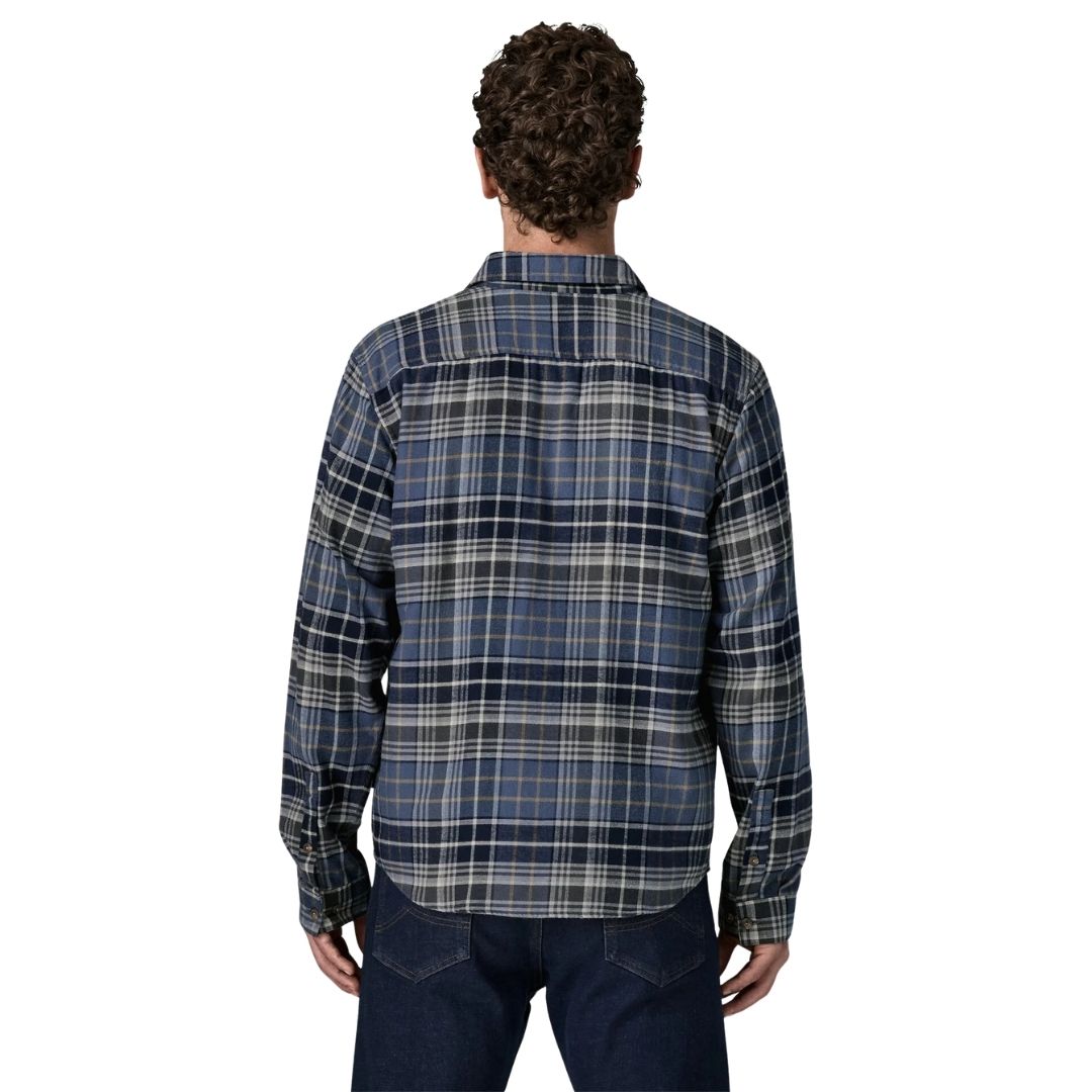 Vista trasera de la camisa de franela Patagonia Fjord Flannel Lightweight en Depth: New Navy, con el canesú posterior y el estampado de cuadros a la vista.