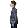 Camisa de franela Patagonia Fjord Flannel Lightweight en Depth: New Navy, modelo de perfil mostrando el estampado de cuadros y el cuello camisero clásico.
