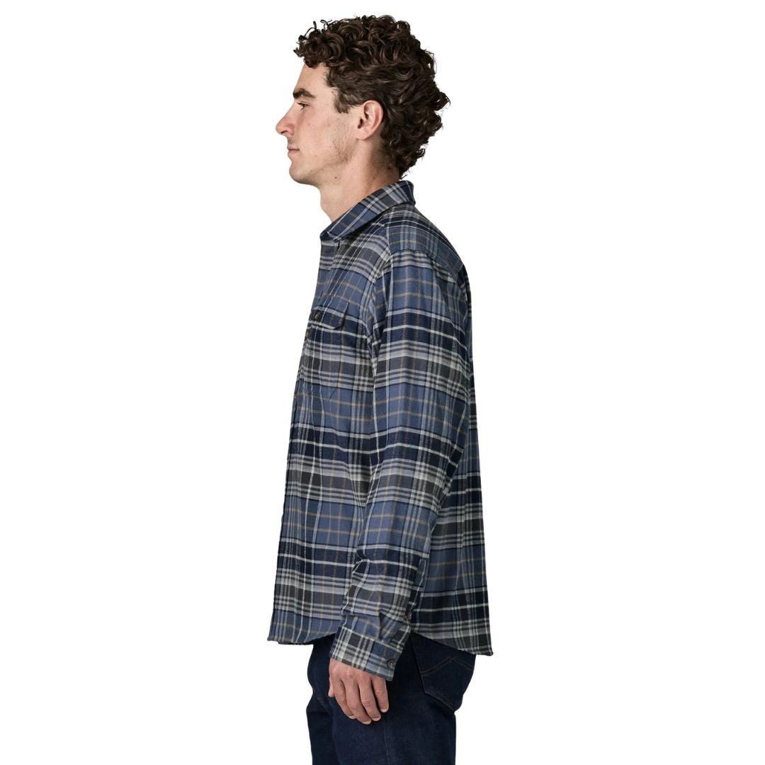 Camisa de franela Patagonia Fjord Flannel Lightweight en Depth: New Navy, modelo de perfil mostrando el estampado de cuadros y el cuello camisero clásico.