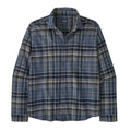 Camisa de franela Patagonia Fjord Flannel Lightweight en Depth: New Navy en plano de producto, con el bolsillo de pecho, los botones y el estampado de cuadros bien visibles.