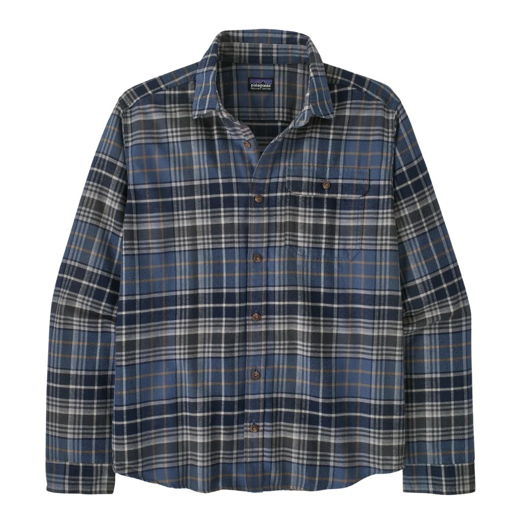 Camisa de franela Patagonia Fjord Flannel Lightweight en Depth: New Navy en plano de producto, con el bolsillo de pecho, los botones y el estampado de cuadros bien visibles.