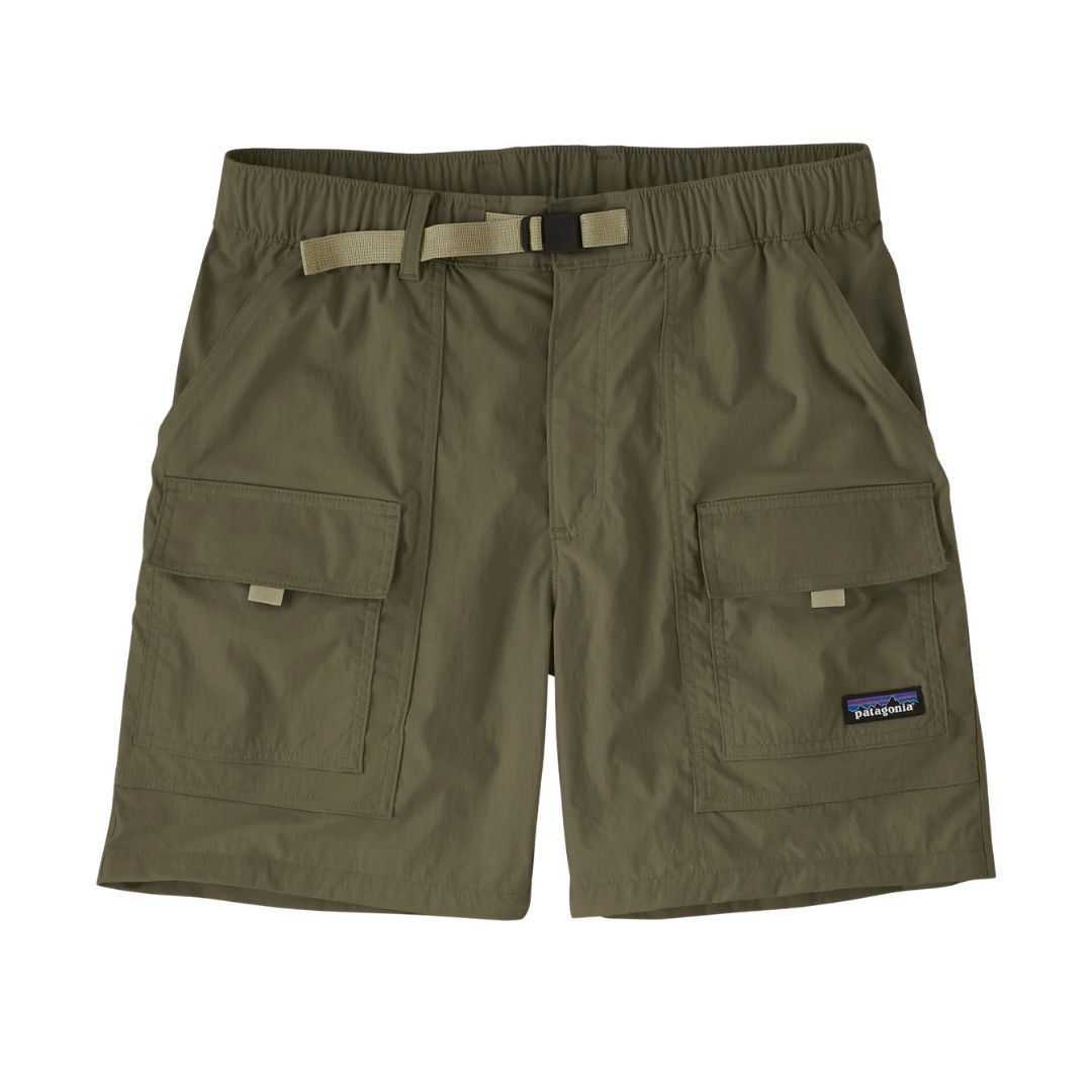 Patagonia Outdoor Everyday Shorts 6" Basin Green planos: shorts cargo verde oliva con cinturón integrado beige, dos bolsillos cargo frontales con solapa y parche logo P-6.